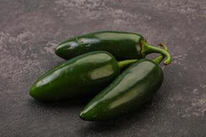 tas de piment jalapeno cru vert photo