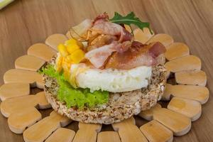 sandwich croustillant aux oeufs et bacon photo