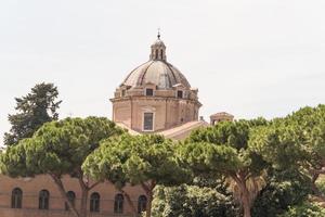 grande église au centre de rome, italie. photo