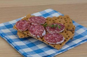 pain croustillant au salami photo