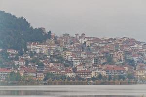 vieille ville traditionnelle de kastoria au bord du lac en grèce photo