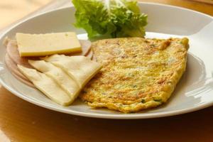 omelette au fromage et salade photo