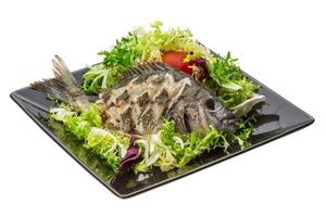 tilapia grillé avec salade photo