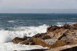 vagues se brisant sur la côte portugaise photo