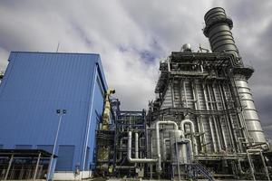 centrale électrique pendant la cheminée de la sous-station et la centrale électrique photo