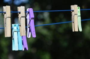 pinces à linge dehors sur la corde à linge photo