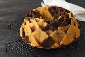 gâteau bundt marbré, gâteau au beurre avec pâte à la vanille et au chocolat photo