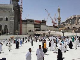 mecque, arabie saoudite, juin 2022 - au masjid al-haram de la mecque, des pèlerins du monde entier se rassemblent dans la cour extérieure après les prières du vendredi. photo