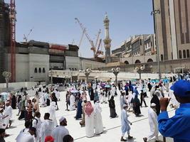 mecque, arabie saoudite, juin 2022 - au masjid al-haram de la mecque, des pèlerins du monde entier se rassemblent dans la cour extérieure après les prières du vendredi. photo