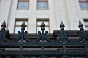 la clôture de fer du bâtiment du gouvernement dans le parc de la russie. épingles de fer sur la clôture. photo