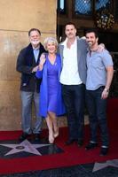 los angeles, 3 janvier - taylor hackford, helen mirren, famille à la cérémonie des étoiles du hollywood walk of fame pour helen mirren au cochon n sifflet le 3 janvier 2013 à los angeles, ca photo