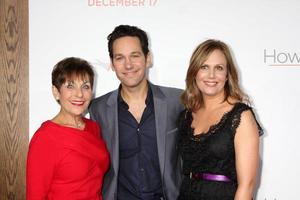 los angeles, 13 décembre - sa mère, paul rudd, sa femme à la fête de noël annuelle de heather tom 2010 au théâtre du village le 13 décembre 2010 à westwood, ca photo