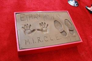 los angeles, 8 janvier - ethan hawke empreintes de mains et de pieds lors de la cérémonie d'empreintes de mains et de pieds d'ethan hawke au théâtre chinois tcl le 8 janvier 2014 à los angeles, ca photo