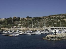 l'île de gozo sur la mer méditerranée photo