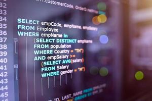 code de langage de requête structuré sql sur écran d'ordinateur et arrière-plan de la salle des serveurs. exemple de code sql pour interroger les données d'une base de données. photo