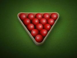 boules de billard snooker sont sur table verte, préparation pour le jeu photo