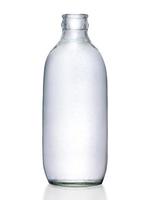 bouteille d'eau gazeuse, bulles de soda dans la bouteille sur fond blanc photo