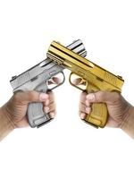 un homme avec un pistolet en métal argenté et un homme avec un pistolet en métal doré isolé sur fond blanc photo