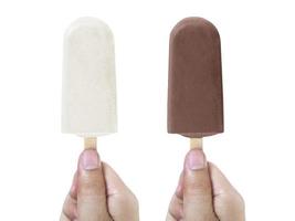 Mains tenant la crème glacée isolé sur fond blanc photo