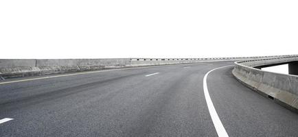 viaduc d'angle à grande vitesse sur fond blanc. avec chemin de détourage photo