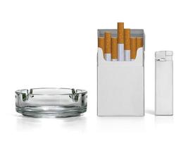Paquet de cigarettes, cendrier et briquets isolés sur fond blanc photo