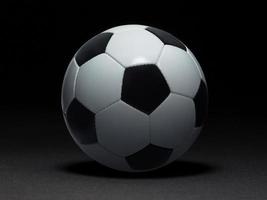 ballon de football sur fond noir photo