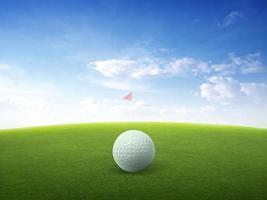 gros plan balle de golf sur champ d'herbe verte et drapeau de golf rouge sur fairway vert avec beau ciel bleu photo