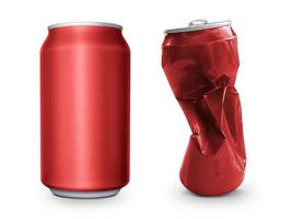 Soda vierge vide froissé et ordures de canette de bière, poubelle broyée peut recycler isolé sur fond blanc photo