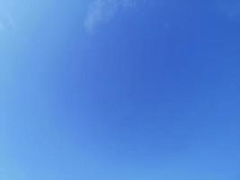 beau ciel bleu et nuages avec fond de paysage de plaine de prairie d'arbres pour l'affiche d'été. la meilleure vue pour les vacances photo