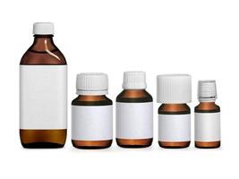 Définir le flacon de médicament brun avec étiquette isolé sur fond blanc photo
