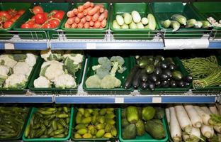 variété de légumes exposés en supermarché photo