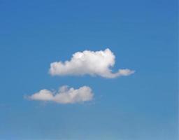 cumulus nuages blancs dans le ciel bleu fond naturel belle nature espace pour écrire photo