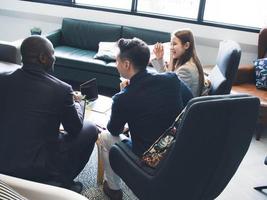 femme d'affaires employé personnel parler discussion homme d'affaires patron directeur peau blanche et noire afrique du sud personne entreprise intérieur bureau groupe travail d'équipe collègue partenaire entreprise stratégie plan photo