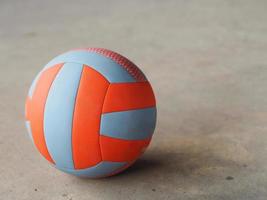 ballon de volley placé sur le sol en béton, couleur bleue et orange, sport photo