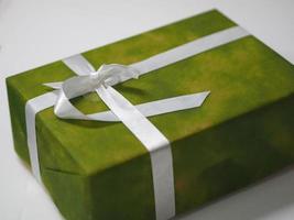coffrets cadeaux empilés enveloppés dans du papier de couleur verte, cadeaux de festival pour noël et bonne année photo