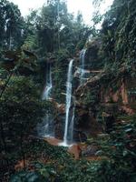 cascade dans la forêt tropicale pendant la saison des pluies photo