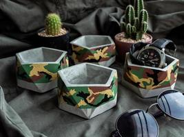 jardinières en béton pentagone avec peinture motif camouflage. pots en béton peint pour la décoration de la maison photo