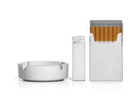 Paquet de cigarettes, cendrier et briquets isolés sur fond blanc photo