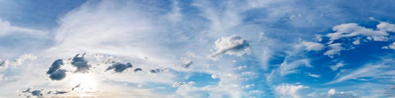 ciel panoramique avec des nuages par une journée ensoleillée. photo