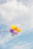 belle fille sautant avec des ballons sur la plage photo