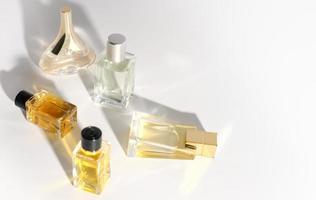 flacons de parfum sur fond blanc. flacons de parfum format voyage photo