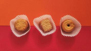 formes de cookies en pile sur fond rouge photo