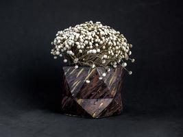 jardinière en béton géométrique peinte en bois marron avec fleur vintage. pots en béton peints pour la décoration de la maison photo