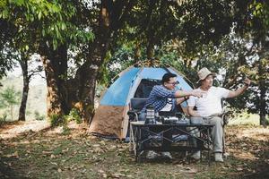 deux meilleurs amis vont camper photo