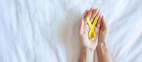 prévention du suicide, sarcome, os, vessie, mois de sensibilisation au cancer infantile, ruban jaune pour soutenir les personnes vivant et malades. santé des enfants et concept de la journée mondiale du cancer photo