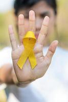 prévention du suicide, sarcome, os, vessie, mois de sensibilisation au cancer infantile, ruban jaune pour soutenir les personnes vivant et malades. santé des enfants et concept de la journée mondiale du cancer photo