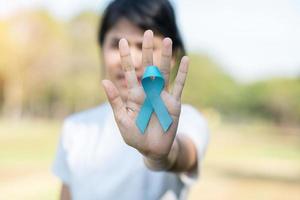 novembre mois de sensibilisation au cancer de la prostate, femme tenant un ruban bleu pour soutenir les personnes vivant et malades. soins de santé, hommes internationaux, père, journée mondiale du cancer et concept de journée mondiale du diabète photo