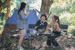 trois bestie vont camper dans la forêt photo