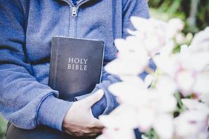 femme avec bible photo