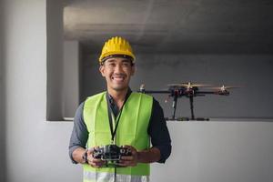 ouvrier du bâtiment avec drone sur chantier. drone exploité par un ouvrier du bâtiment photo